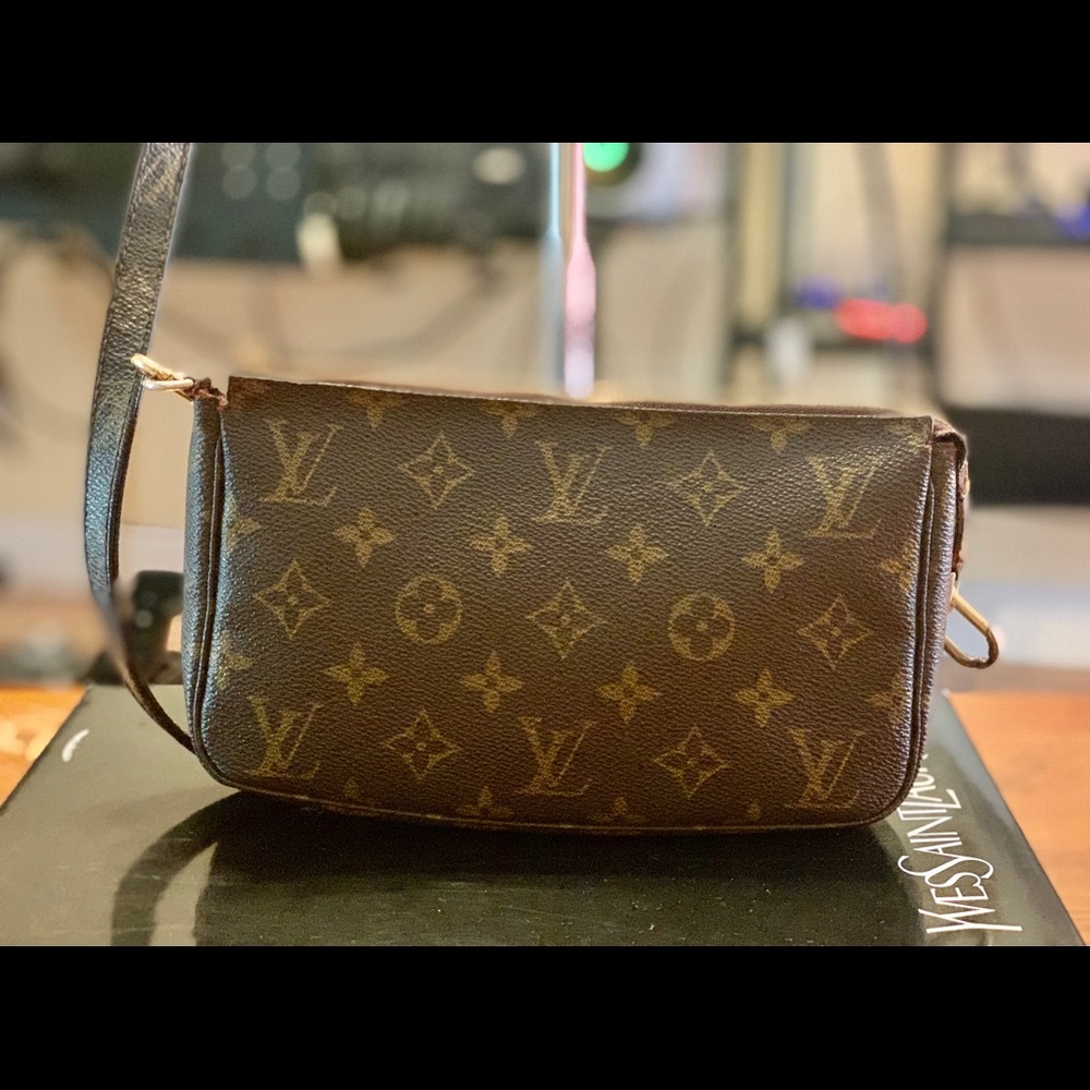 Authentic Luis Vuitton Pochette